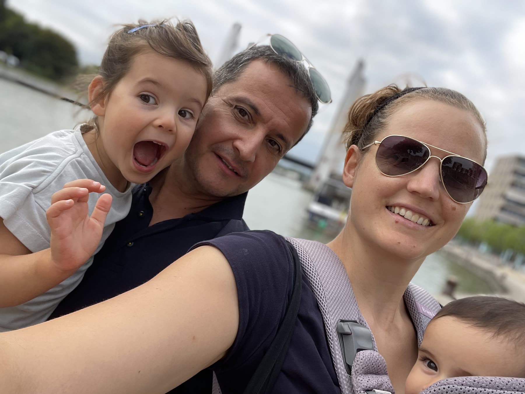 Eline with her partner and their two daughters, a selfie by the water